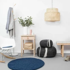 Tapis à boules de feutre bleu foncé 160 cm Alva - myfelt