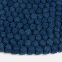 Tapis à boules de feutre bleu foncé 140 cm Alva - myfelt