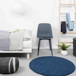 Tapis à boules de feutre bleu foncé 140 cm Alva - myfelt