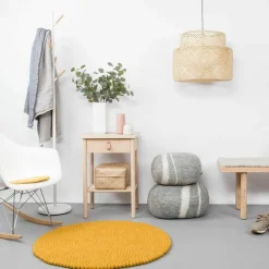 Tapis à boules de feutre moutarde 70 cm Klara - myfelt