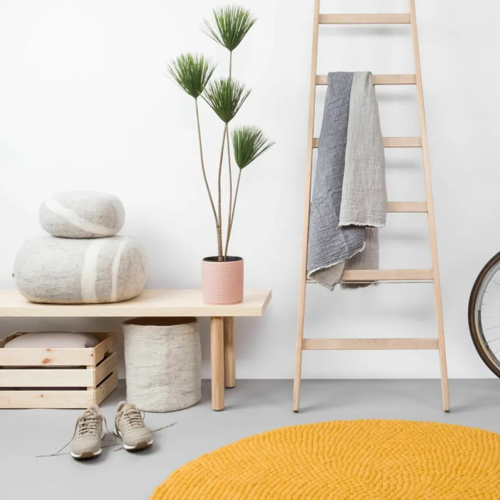Tapis à boules de feutre moutarde 160 cm Klara - myfelt
