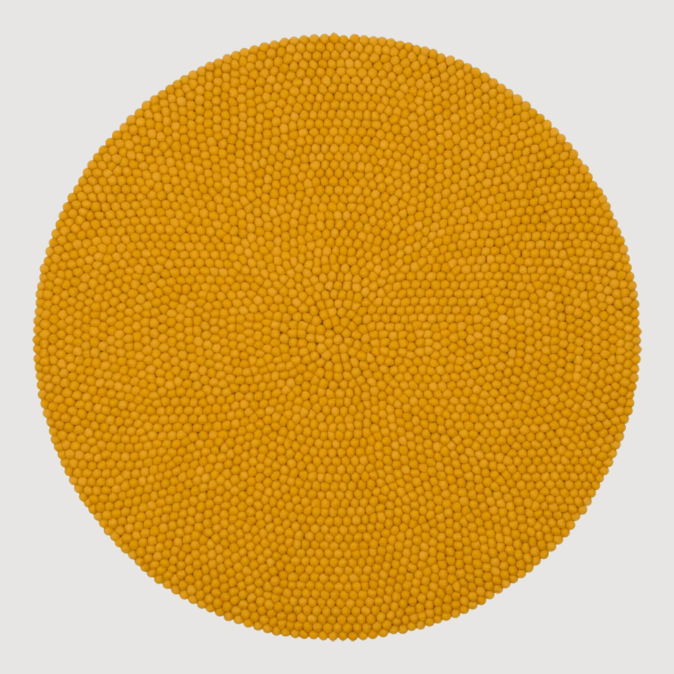 Tapis à boules de feutre moutarde 160 cm Klara - myfelt