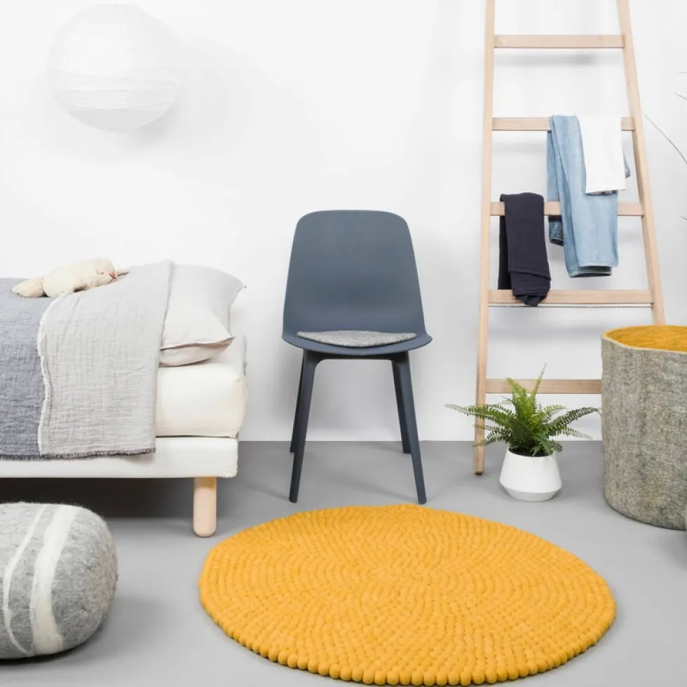 Tapis à boules de feutre moutarde 160 cm Klara - myfelt