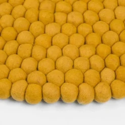 Tapis à boules de feutre moutarde 160 cm Klara - myfelt