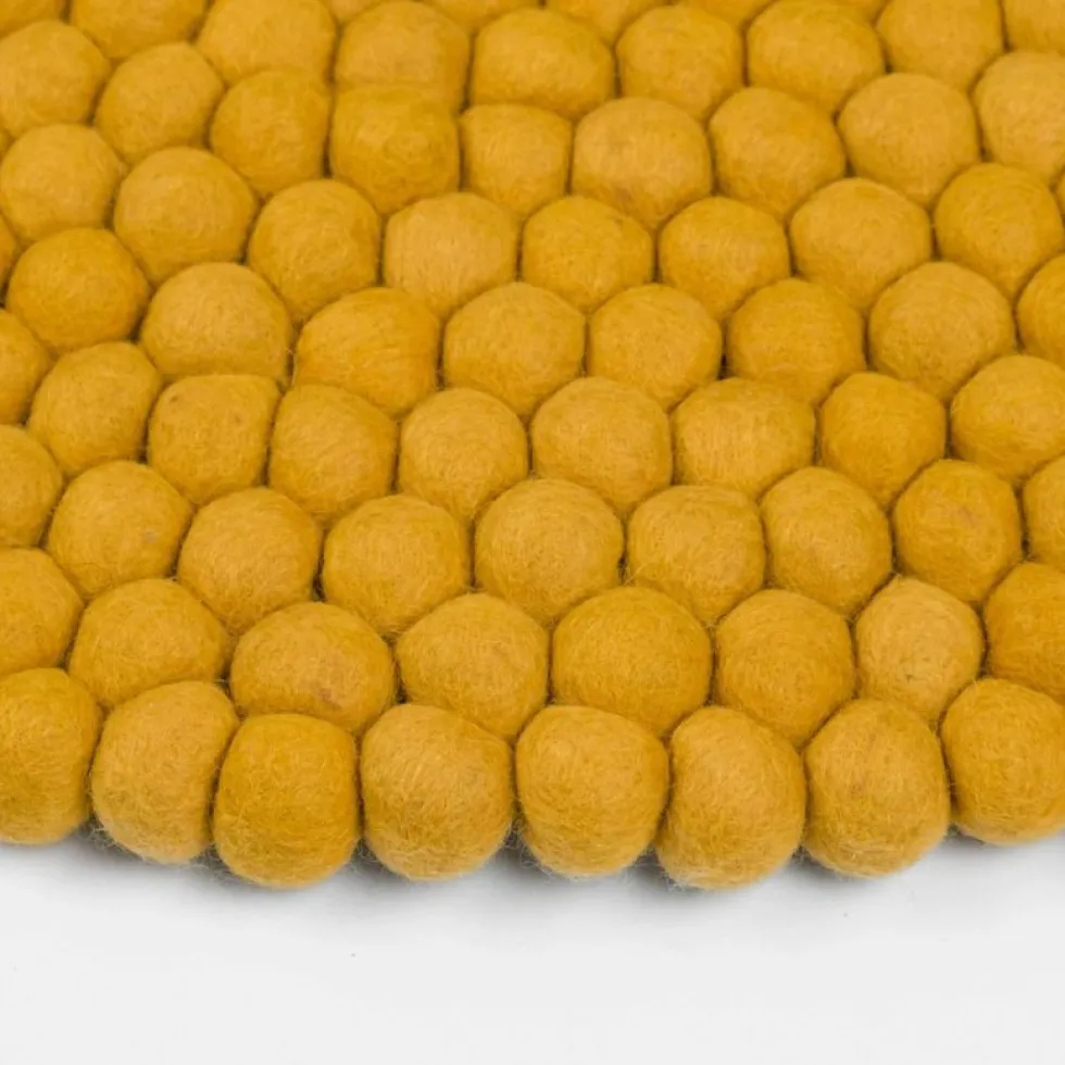 Tapis à boules de feutre moutarde 160 cm Klara - myfelt