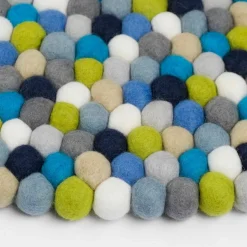 Tapis à boules de feutre multicolore bleu et vert 120 cm Fritz - myfelt