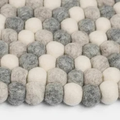 Tapis à boules de feutre multicolore naturel clair 50 cm Hella - myfelt