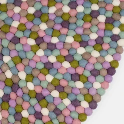 Tapis à boules de feutre multicolore pastel 160 cm Greta - myfelt