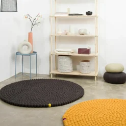 Tapis à boules de feutre ocre 50 cm Big One - myfelt