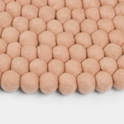 Tapis à boules de feutre rose 200 cm Merle - myfelt