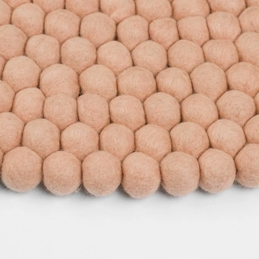 Tapis à boules de feutre rose 70 cm Merle - myfelt