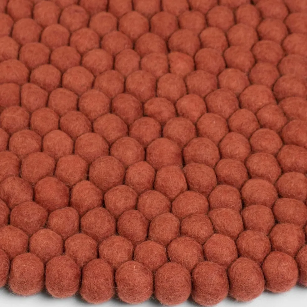 Tapis à boules de feutre rouge brique 120 cm Lora - myfelt