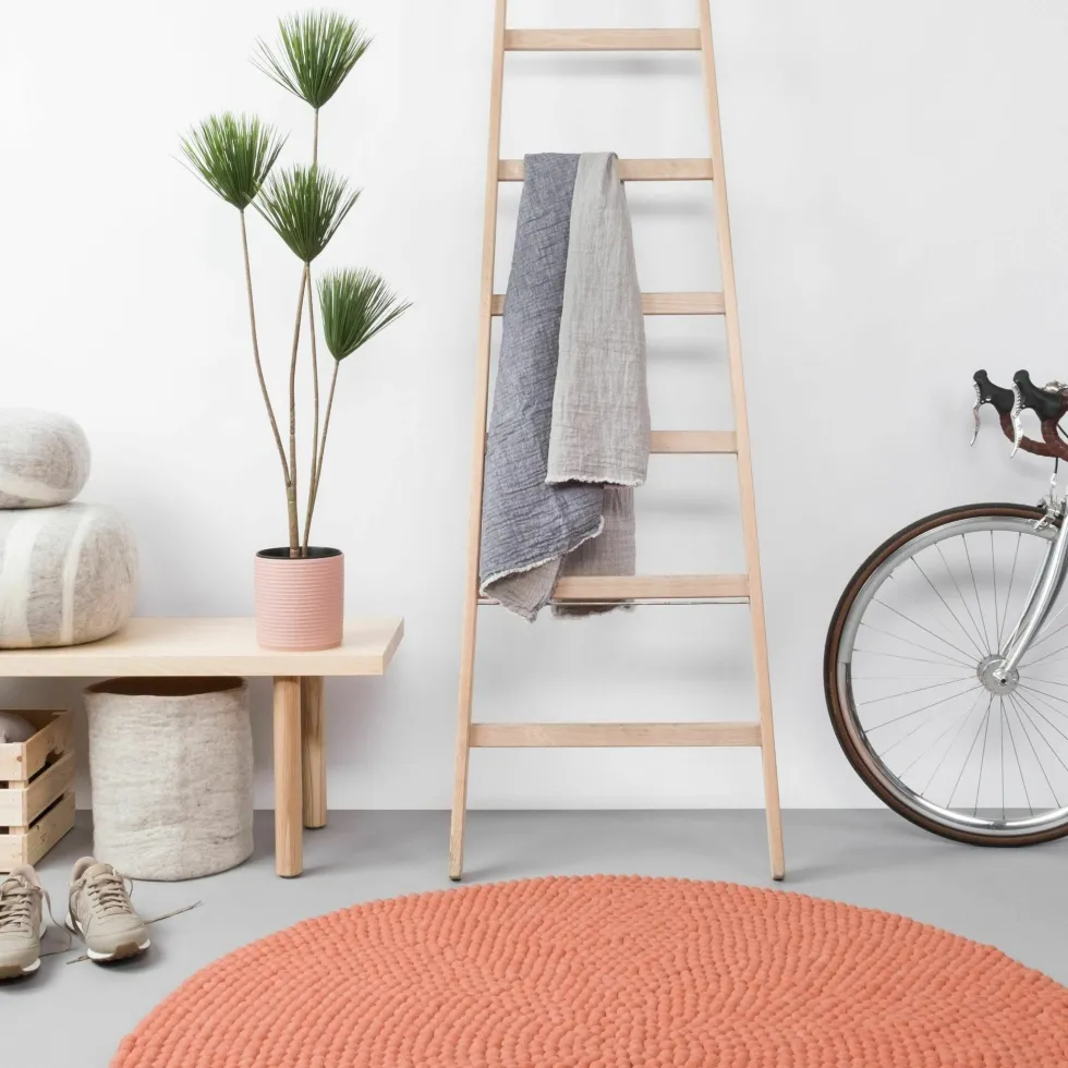 Tapis à boules de feutre saumon 90 cm Lea - myfelt