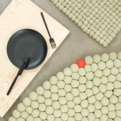 Tapis à boules de feutre vert-beige 90 cm Big One - myfelt