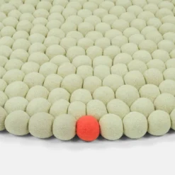 Tapis à boules de feutre vert-beige 300 cm Big One - myfelt