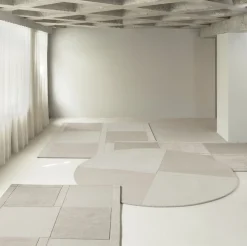 Tapis rond en laine tufté à la main damier gris chaud 280cm Level - Normann Copenhagen