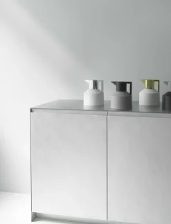 Thermos en plastique blanche et dorée 1L Geo Vacuum - Normann Copenhagen