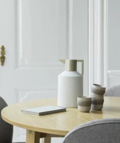 Thermos en plastique noire et dorée 1,5L Geo Vacuum - Normann Copenhagen