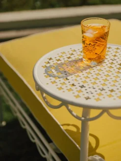 Transat de jardin en métal blanc antique et coussin en tissu jaune Rivie Mimosa The Al Fresco - Business & Pleasure