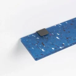 Trio étagères en plastique bleu recyclé 90 cm + 6 accroches acier patiné - Tiptoe