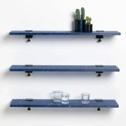 Trio étagères en plastique bleu recyclé 90 cm + 6 accroches acier patiné - Tiptoe