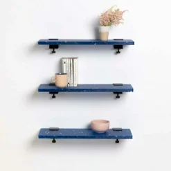 Trio étagères en plastique bleu recyclé 60 cm + 6 accroches acier patiné - Tiptoe