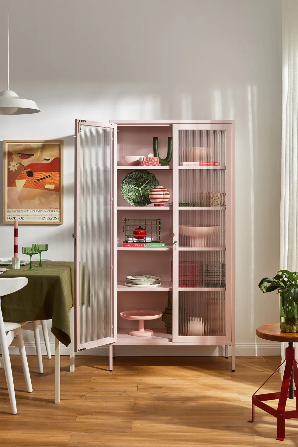 Vaisselier en acier rose blush et verre cannelé 85x40x170cm The Collector - Mustard Made