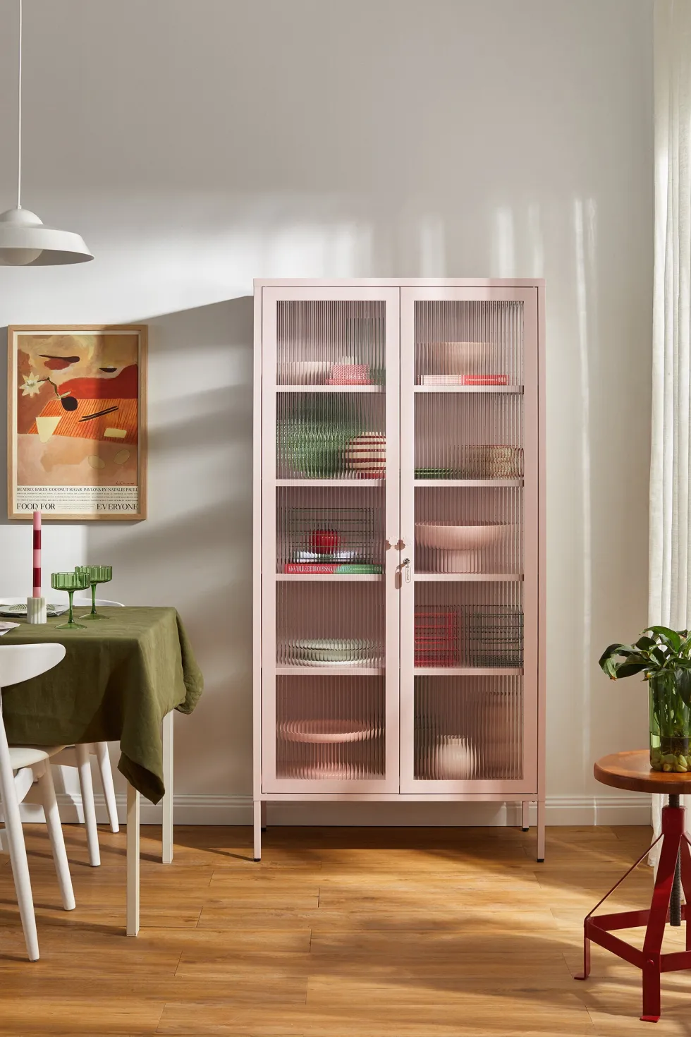 Vaisselier en acier rose blush et verre cannelé 85x40x170cm The Collector - Mustard Made