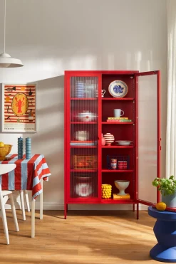 Vaisselier en acier rouge coquelicot et verre cannelé 85x40x170cm The Collector - Mustard Made
