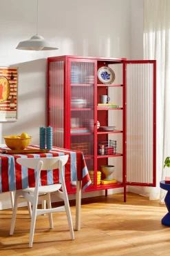 Vaisselier en acier rouge coquelicot et verre cannelé 85x40x170cm The Collector - Mustard Made