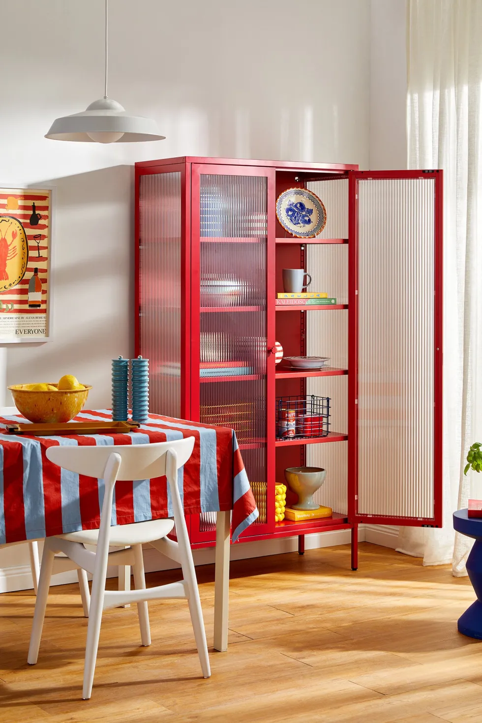 Vaisselier en acier rouge coquelicot et verre cannelé 85x40x170cm The Collector - Mustard Made