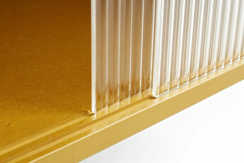 Vaisselier en bois jaune et portes vitrées Colour Cabinet - Hay