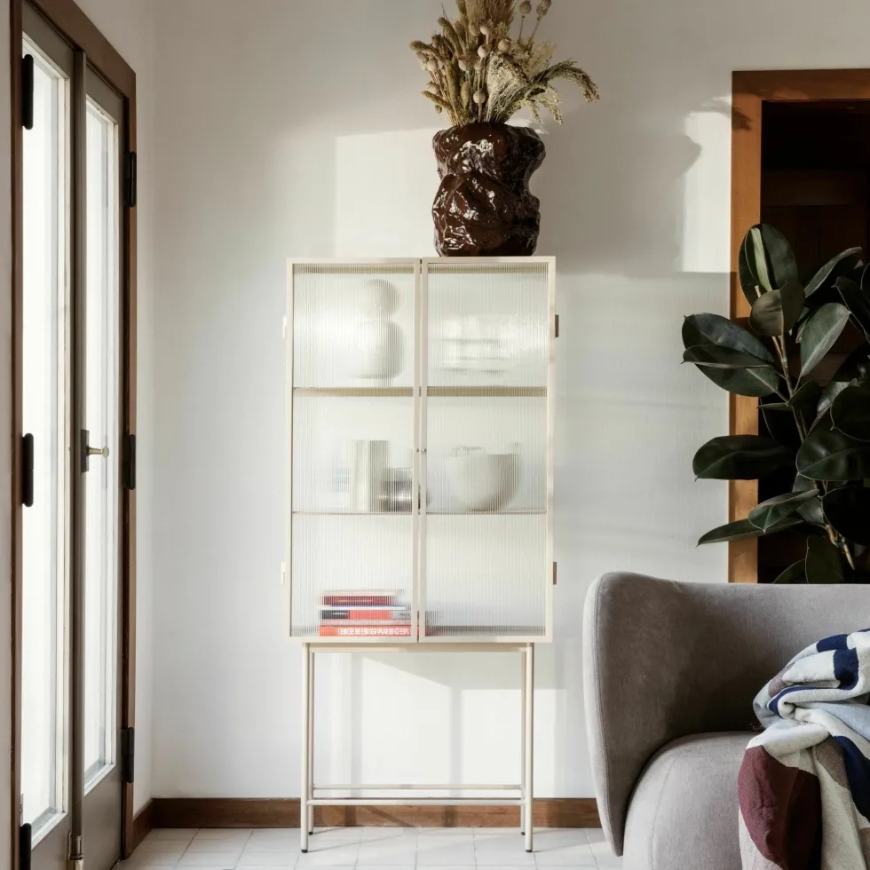 Vaisselier en verre et métal beige roseau 155 cm Haze - Ferm Living