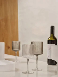 2 verres à vin rouge en verre gris fumé 7,9x18,2cm Ripple - Ferm Living