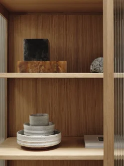 Vitrine en chêne et verre texturé 155cm Reed - Ferm Living
