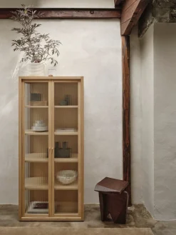 Vitrine en chêne et verre texturé 155cm Reed - Ferm Living